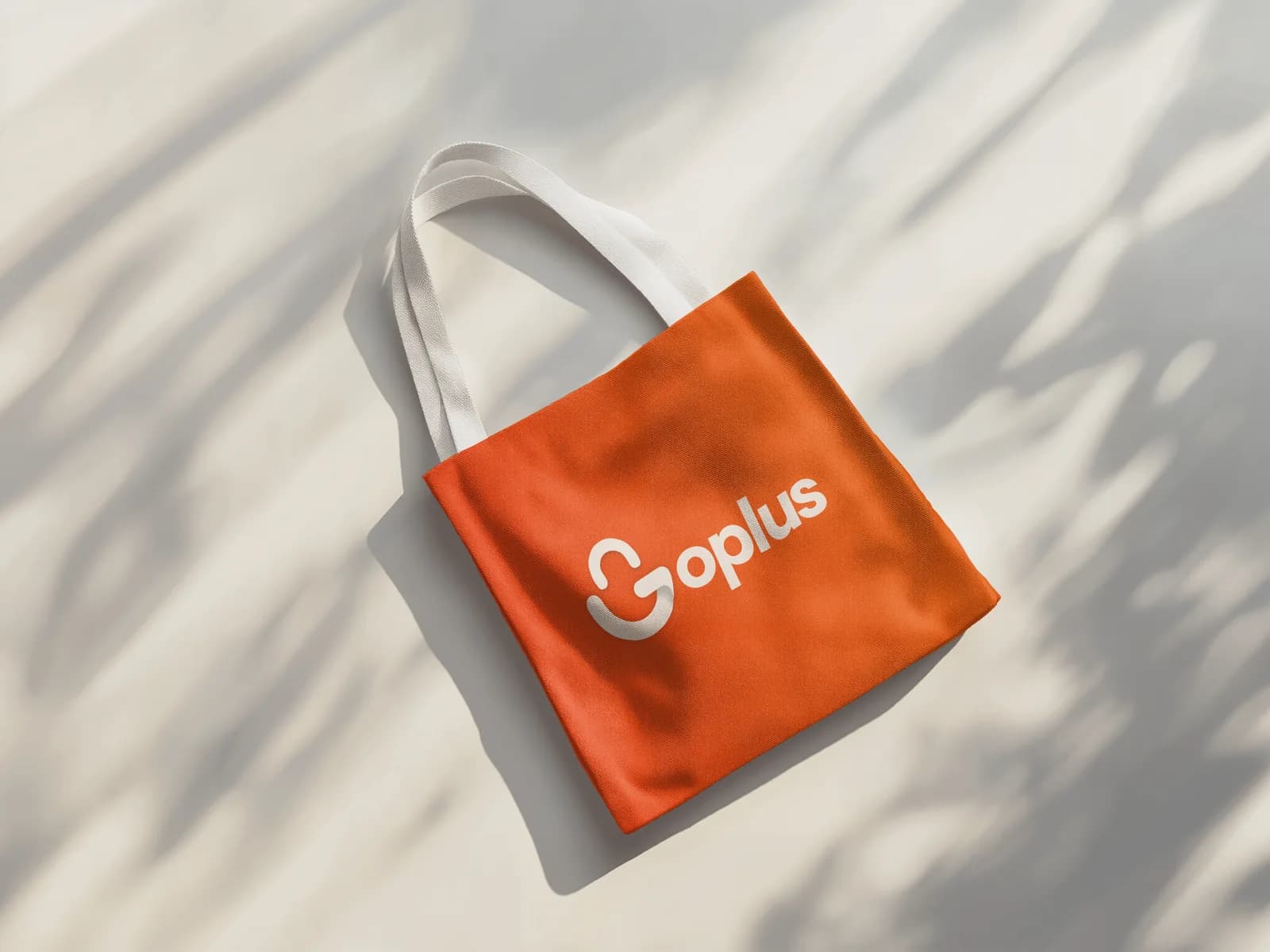 Sac Goplus posé sur une surface claire